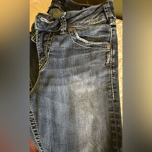 Women’s mid rise jean capri